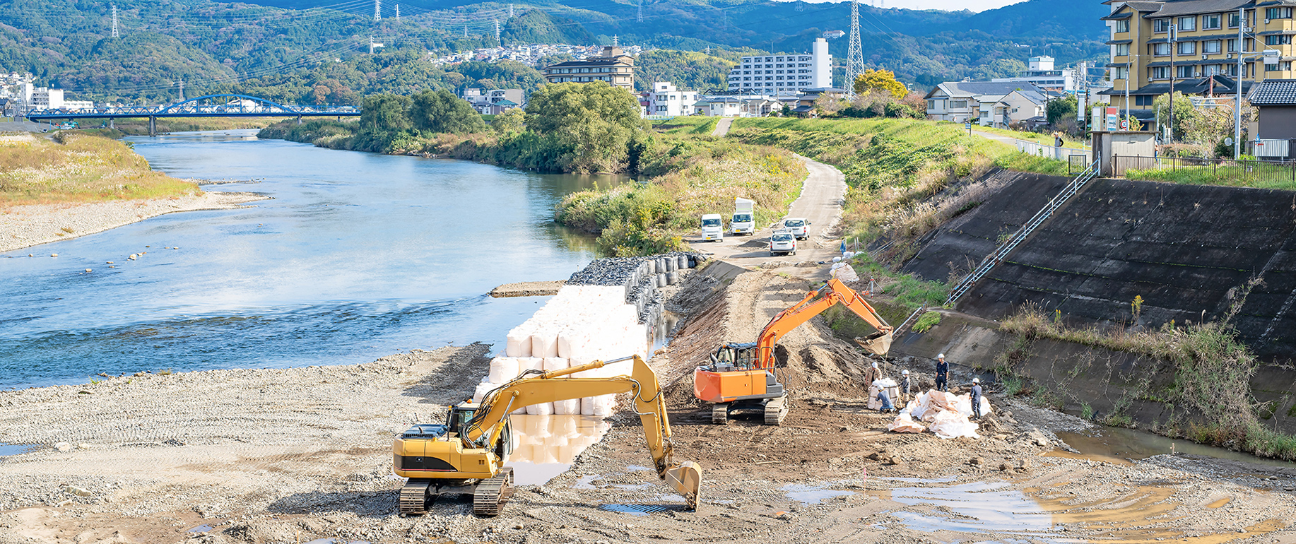 公園、河川、道路、造成などの土木工事を中心に、ウッドデッキ工事や解体工事を行っております。