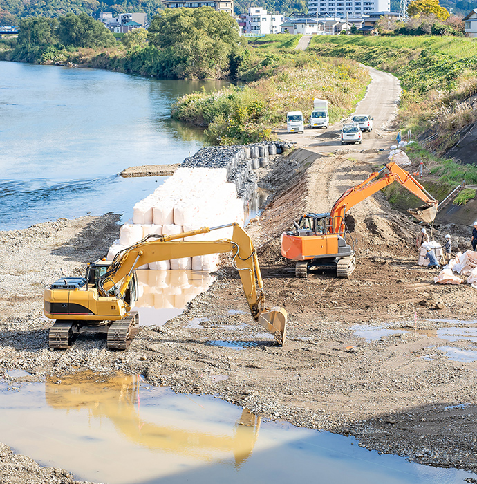 公園、河川、道路、造成などの土木工事を中心に、ウッドデッキ工事や解体工事を行っております。